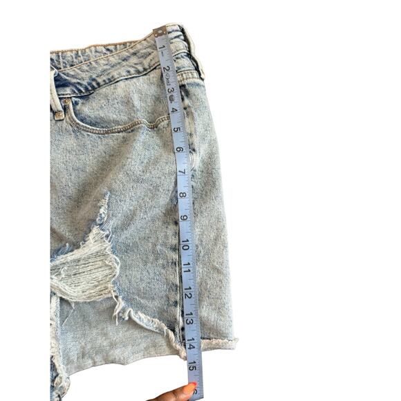 Good American Light Wash Distressed Raw Hem High Waisted Denim Shorts Size 18 - Picture 10 of 10